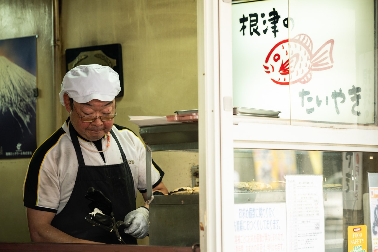 10時のオープンからすぐに行列ができる人気店。