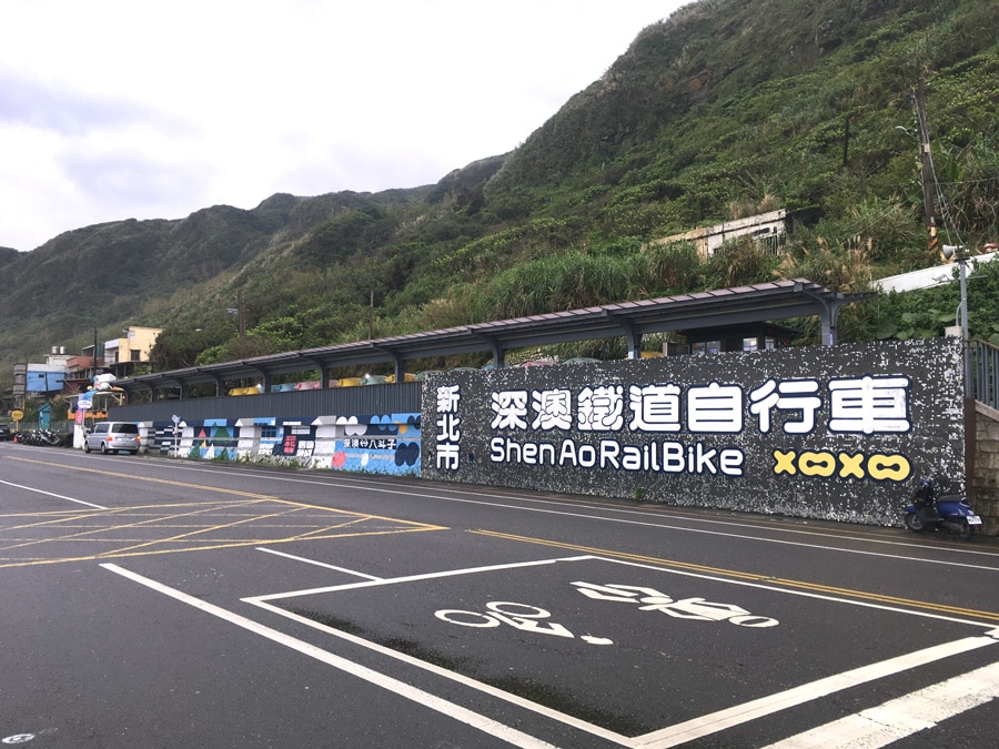 一般道に隣接した乗車駅。現在実際に使用されている在来線の八斗子駅とは異なりますので、ご注意ください。