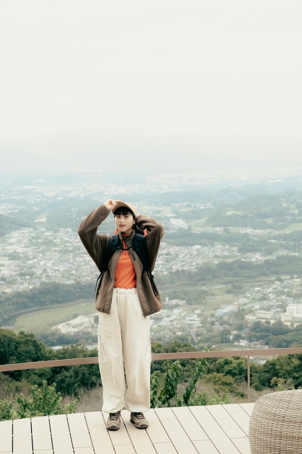 今年7月にオープンしたSUSABINOテラスでは、山頂からの絶景を堪能できます。目の前には丘が広がり、タイミングが合えば梅や冬桜、ろうばい、福寿草などの花に出合えるかも。