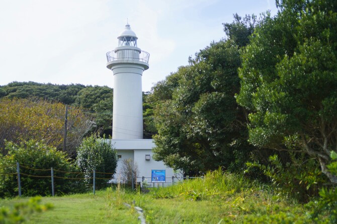 太東埼灯台は白亜塔形(円形)の中型灯台で、高さ16m。灯火標高72mの光は20.5海里先まで照らす。昭和27年初点灯。