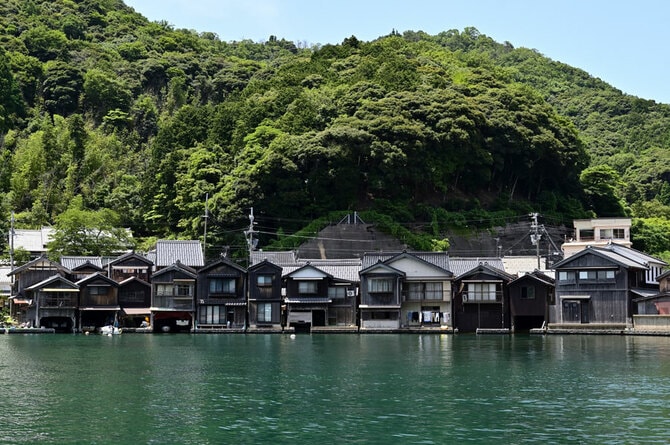 京都府・伊根町】 舟屋が建ち並ぶ伊根で涼を感じる夏旅 海を臨む絶景