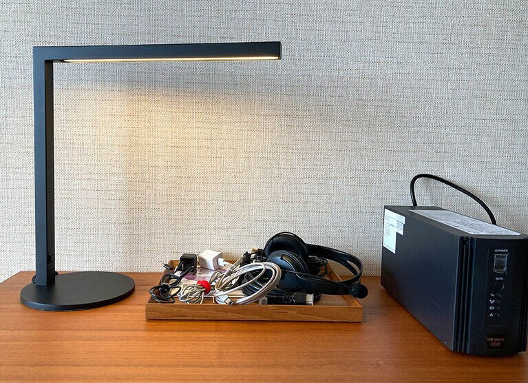 部屋に完備しているのが、デスクライトに種類豊富なケーブル類。