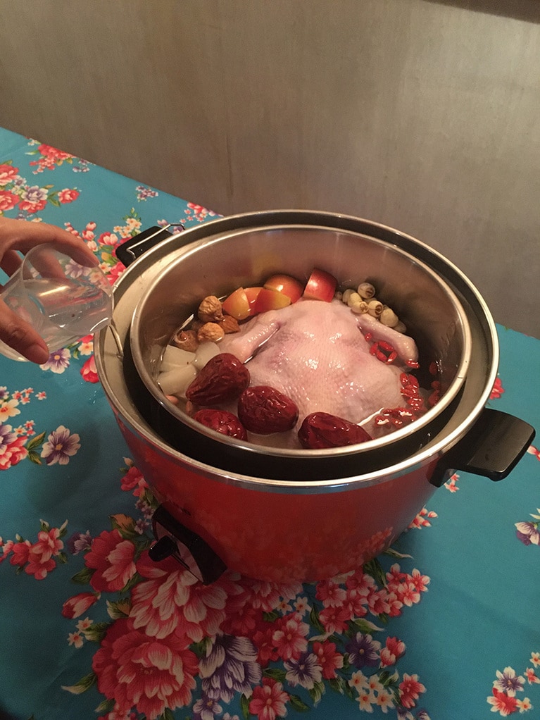 内蓋をしないのは、蒸気が入らないので加熱されにくくなるから。また外蓋をすることでこの蒸気の圧で圧力をかけ、素材を柔らかくするので、調理中に外蓋を開けるのはご法度。この2つのポイントは、電鍋を使った調理すべてに共通する注意事項として覚えておきましょう。