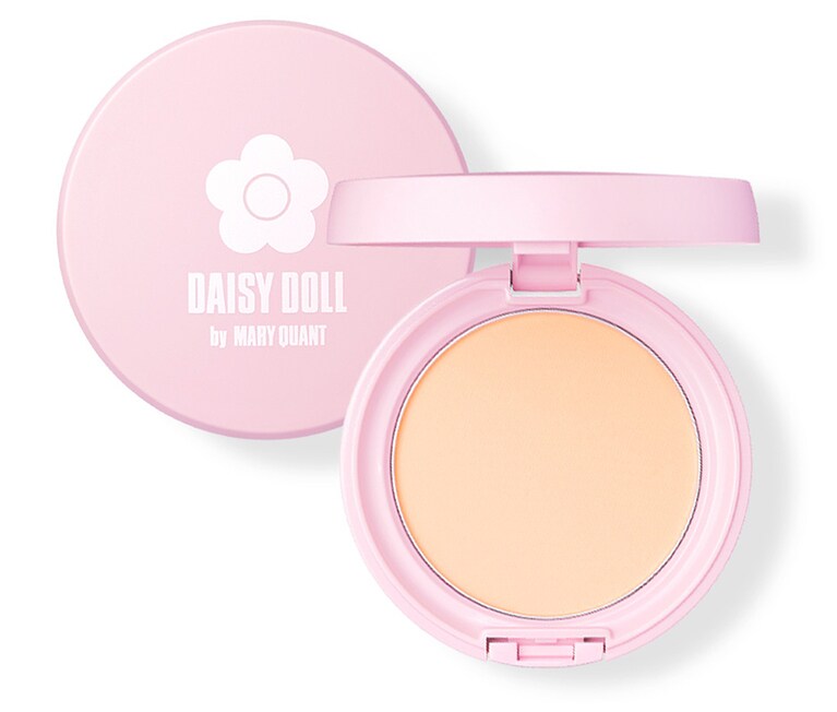 毛穴などの凸凹をフラットに整えて、なめらかで自然な仕上がり。テカリや化粧崩れを防ぐだけでなく、うるおい持続パウダーとヒアルロン酸Na、シリカも配合されているので長時間乾かない優秀パウダー。デイジードール フェイス パウダー SPF25/PA+++ 全3色 各 1,650円／クラブコスメチックス