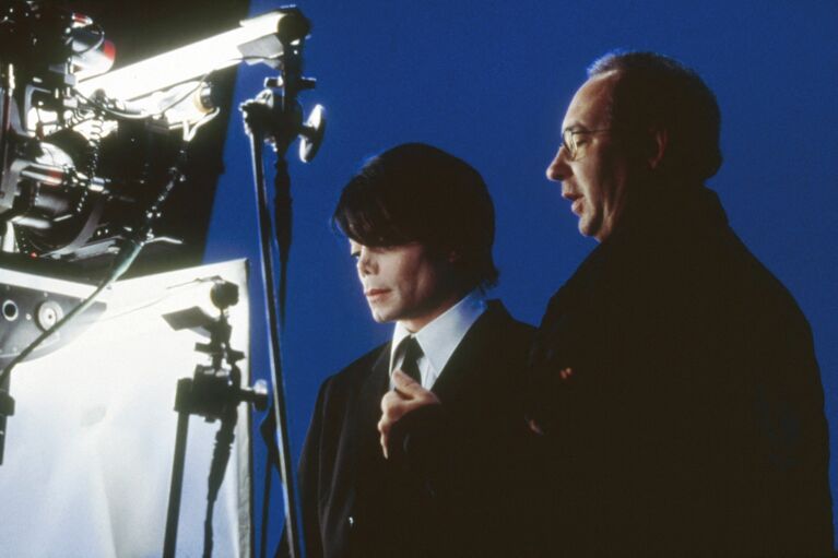 映画『メン・イン・ブラック2』（02年）の撮影風景。マイケルたっての希望でMIBの一員に！© Photo12 via AFP