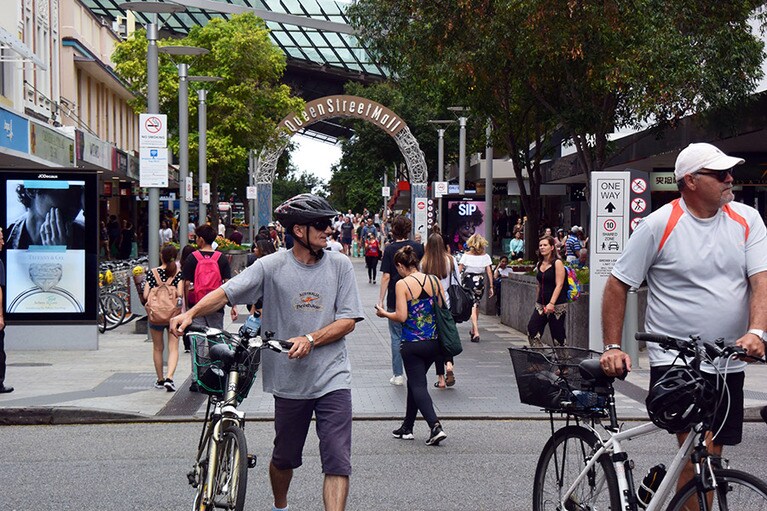 歩行者天国のように気ままに歩けるクイーン・ストリート・モール。