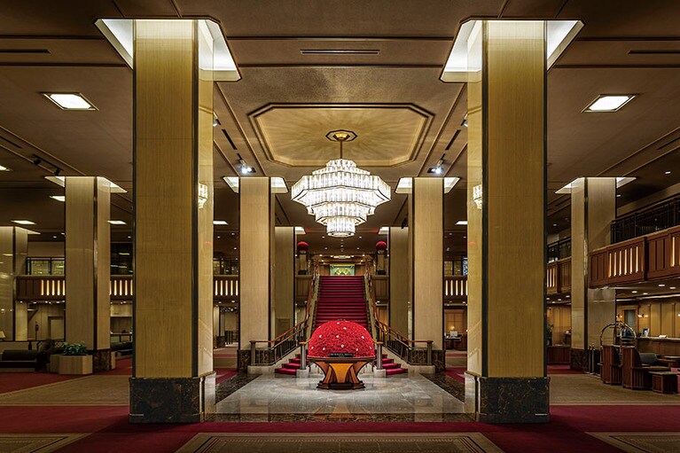 帝国ホテルのおもてなしを象徴するロビーのお花とシャンデリア。