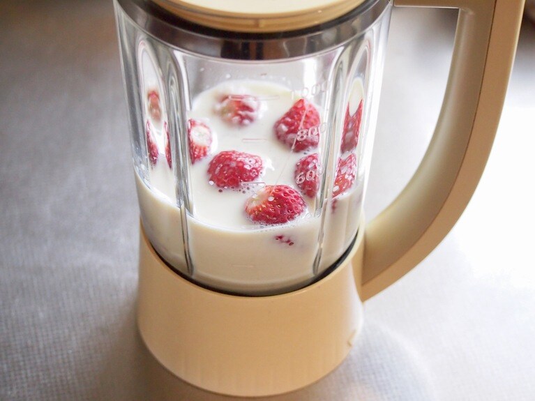 いちごは洗ってへたを取り除き、ミキサーにすべての材料を入れる。