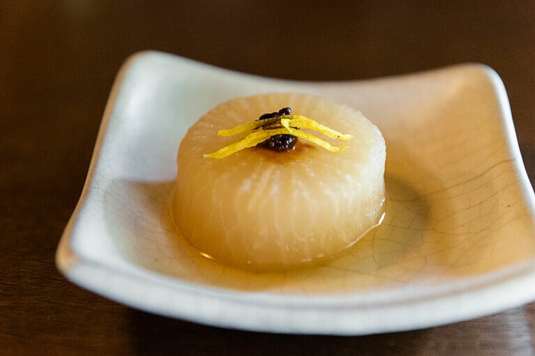 古民家の囲炉裏で味わう素朴な「ふろふき大根の自家製みそ添え」。じゅわ～っと広がる大根の水分がなによりのごちそう。