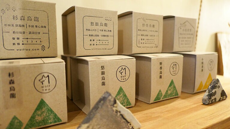 悠韻烏龍 400元、野香烏龍 380元。箱には産地、品種、発酵度、焙煎具合のデータが表記されています。