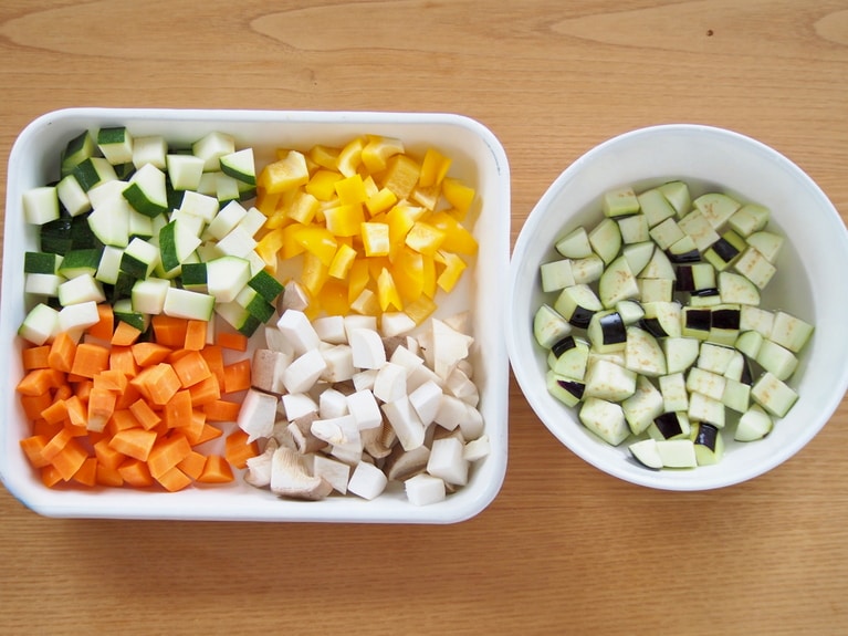 ズッキーニ、人参、パプリカ、エリンギを角切りに。ナスは同じように角切りにし、水にさらす。