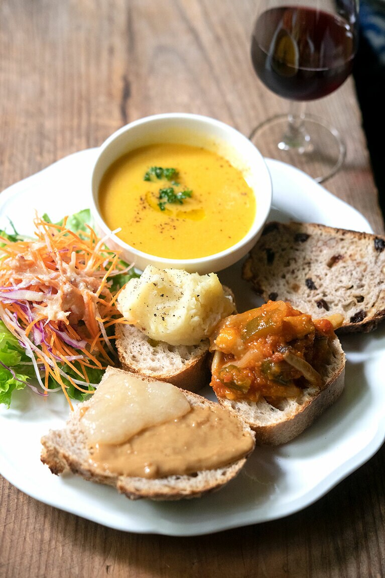 ランチ限定の、オープンサンド3種に飲み物とスープがついた“太郎山セット” 1,500円は、小布施ワイナリーの赤か白ワインを選んでセットに。