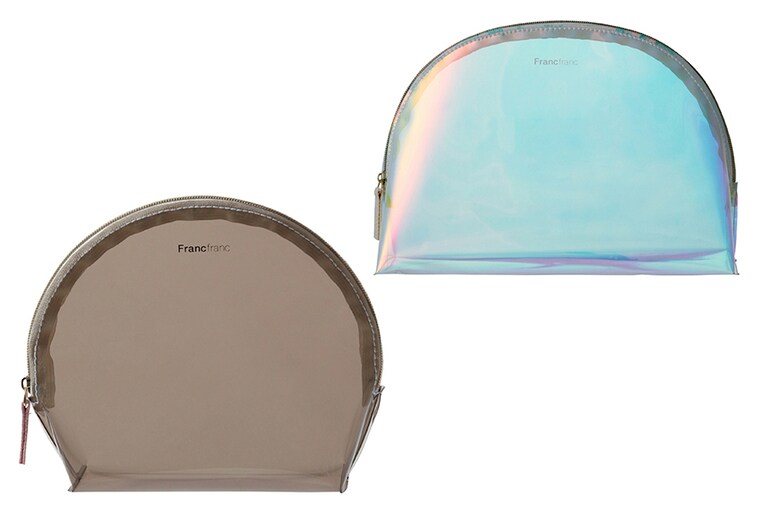 PVC ロゴポーチ シェル 左から：ブラック S 1,200円、オーロラ M 2,000円。