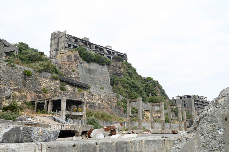 ガイドの話を聞いたり、マップを見たりしながら、当時の暮らしを想像する。