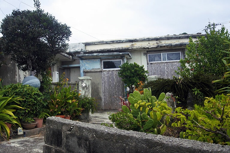 門や扉にスイジ貝を設置。シーサーのような魔除けの役割があります。