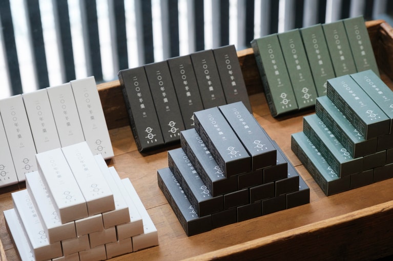 手のひらサイズの「200年羊羹」は1本280円～。