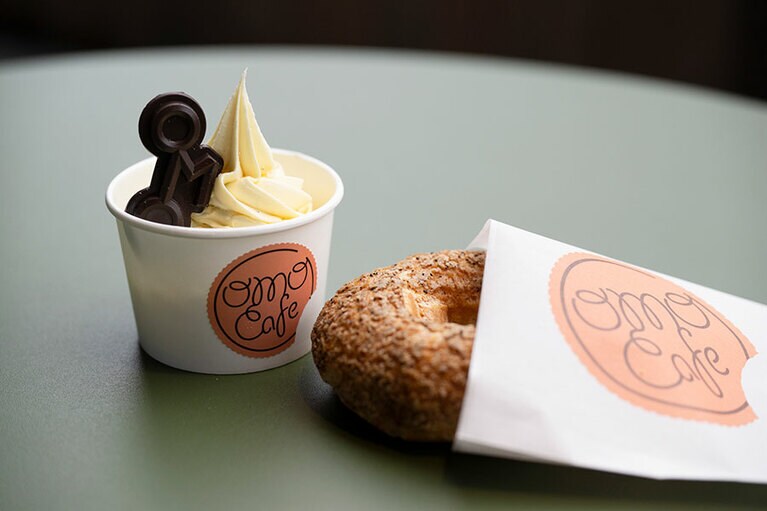 左から「まぜまジェラート」（650円）、「OMOシュー シトラスクリーム」（450円）。