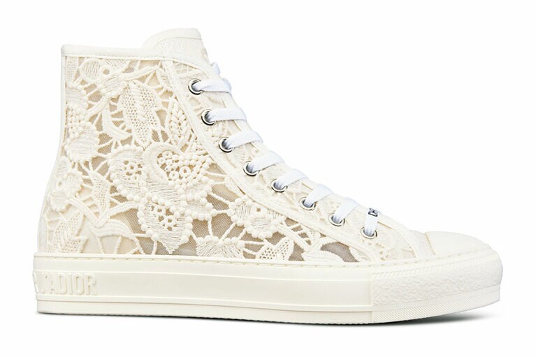 マクラメレースをメッシュ素材に刺しゅう。149,000円／ディオール(クリスチャン ディオール)