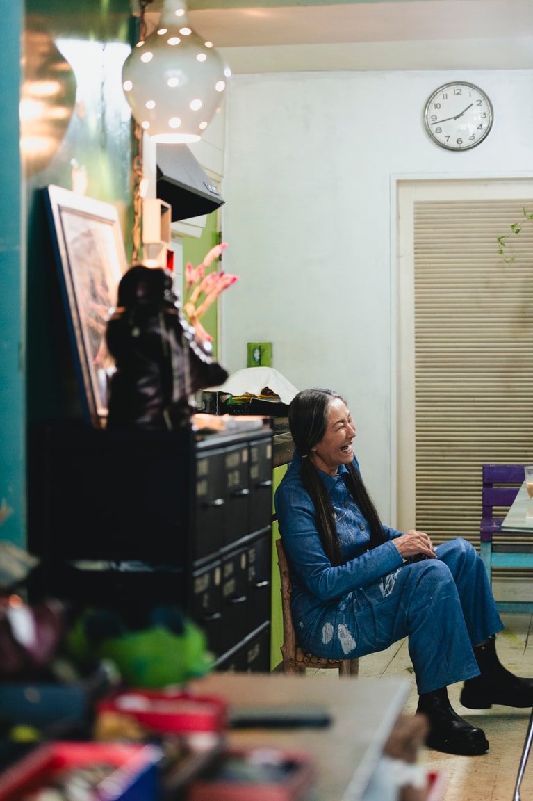 アトリエの壁や天井、家具などは、自分好みに塗り替えている。©橋本篤／文藝春秋