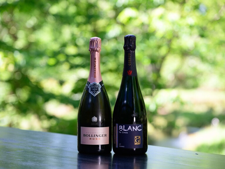 フルボトルで提供されるシャンパーニュ。朝からなんという贅沢。