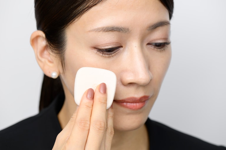 2本指で軽く支えるのがコツ。