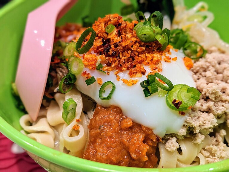 卵に注目。普通の卵は温泉卵にすると黄身と白身の間に水の膜ができるが、「ジャパンミー」で使用している田中農場の卵は、膜ができずに、味が濃厚。