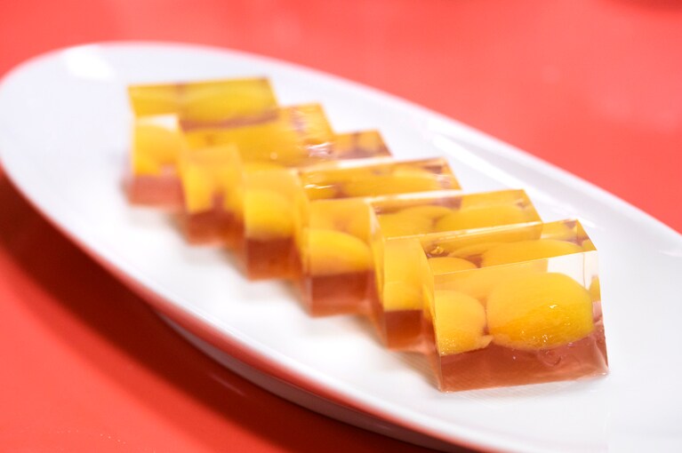 デザートは、茂木の名産であるびわの果実がごろっと入ったゼリー。