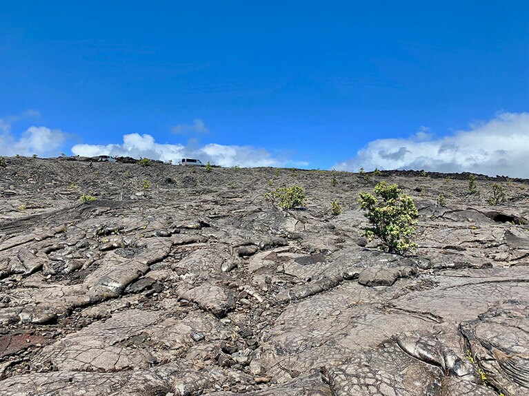 溶岩台地の上にツアーの車を停めて、溶岩台地を下ります。
