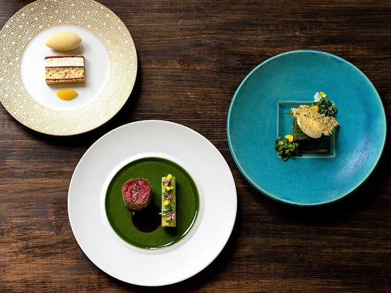 島の食文化を独自の感性で再構築する「琉球ヌーヴェル」。右から「山羊チーズ フーチバのクスクス」、「和牛 ポーポー」、「バナナ パッションフルーツ ジーマミーのマルジョレーヌ」。