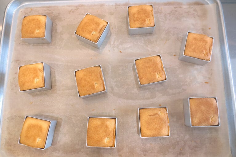 こんがり焼き上がったスクエアケーキ。