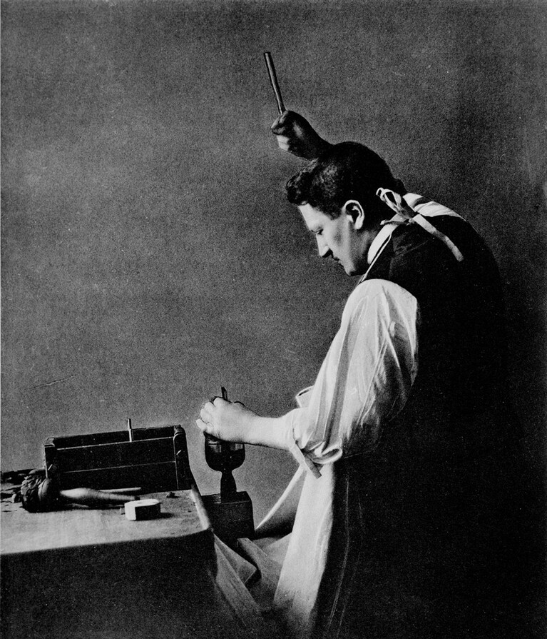 3代目ジョセフ。“カリナン”の含有物などを分析し、正確な位置に正確な力でハンマーを振り下ろした。