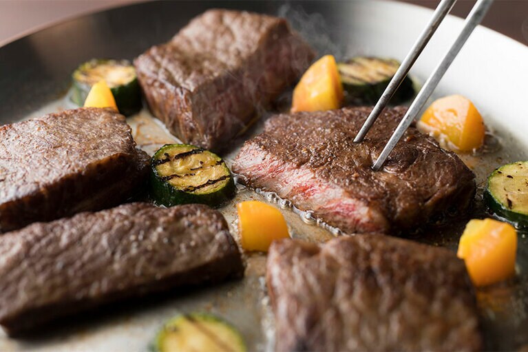 主役は国産和牛。質も量も妥協しない。