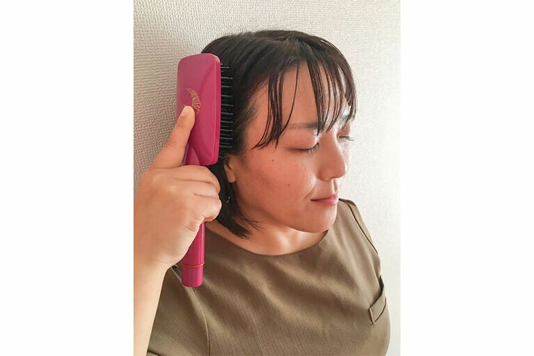 まずは側頭部にしっかりと押し当てる。