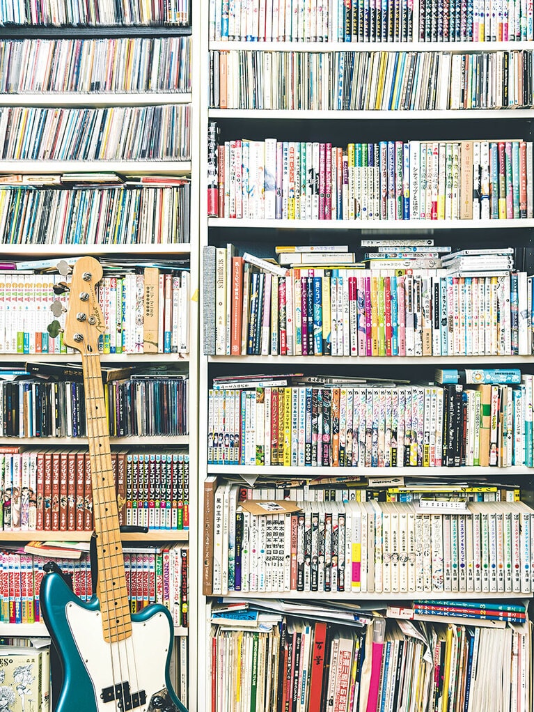 本棚は主にIKEAのビリーを愛用。「前後二段だと奥が見にくくて。広い家に引っ越して全部を面出しで並べたい！」