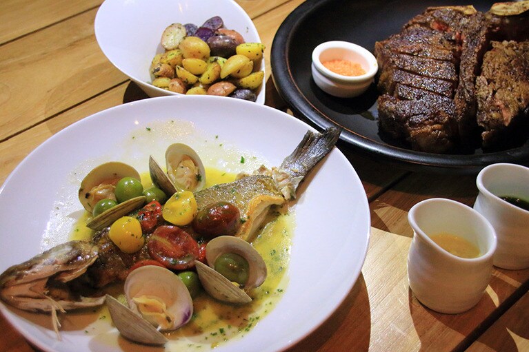 メインはスズキのアクアパッツァとTボーンステーキ。