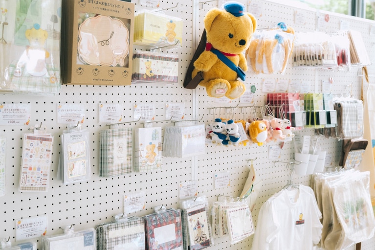 メッセージカードや封筒など手紙にまつわるグッズが豊富。