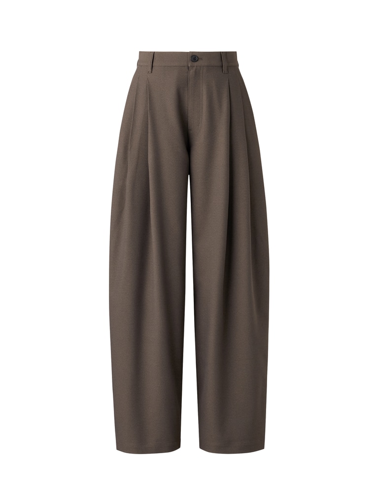 タックバレルレッグパンツ 4,990円（38 DARK BROWN）。