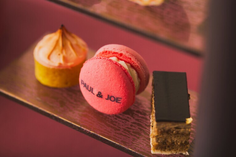 「PAUL & JOE」のロゴ入り「マカロンシュシュ」などスイーツは7品。フリーフローのドリンクには、コーヒー・紅茶はもちろん、日本伝統茶や和紅茶なども揃えた充実のラインアップ。