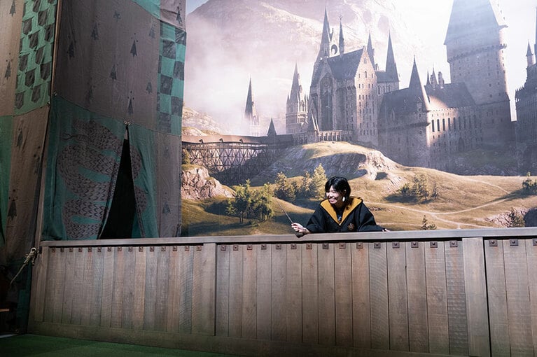 こんな風に観客席に入って応援できちゃいます！ ノリノリで挑戦するハリポタファンのライター。