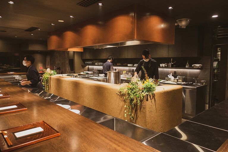 席数は、コの字型のカウンター18席のみ。