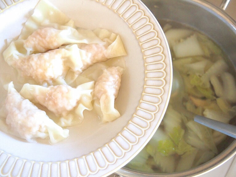 (6) 5分ほど弱火で茹でて、ワンタンに火が入ったら一旦取り出します。