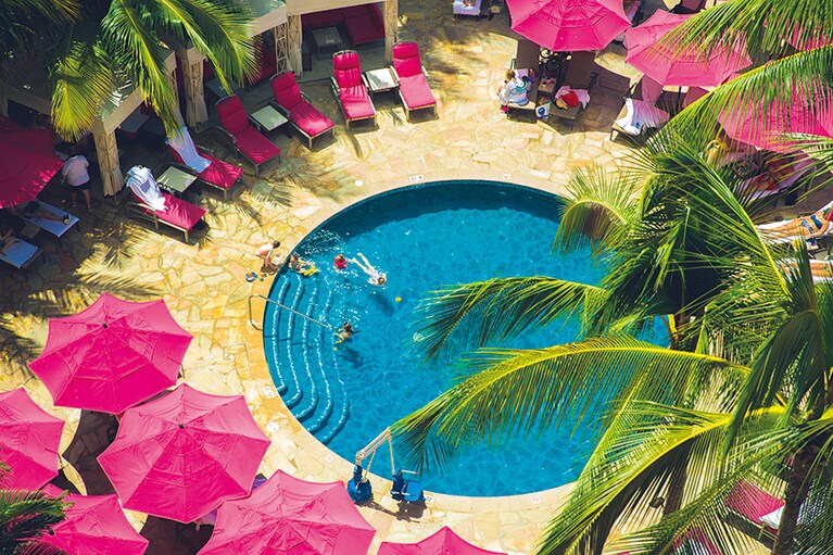 プールは夜7時まで(5～8月)。