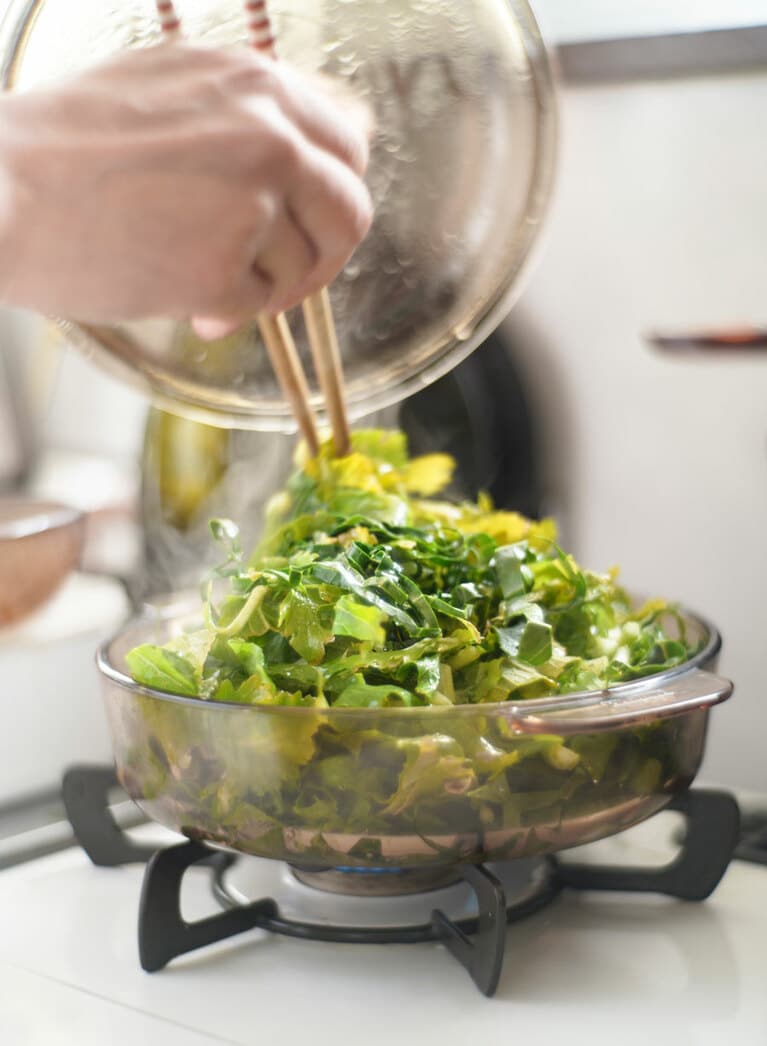 ブロッコリー、大根の葉をくたくたに煮たり。