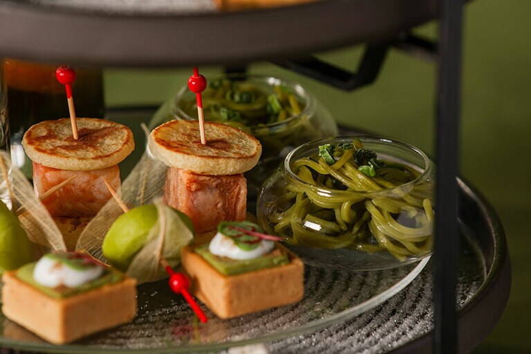 抹茶そばとアジアの調味料を合わせた「冷製抹茶そば アジアンstyle」など、和テイストも取り入れたセイボリープレートのイメージ。