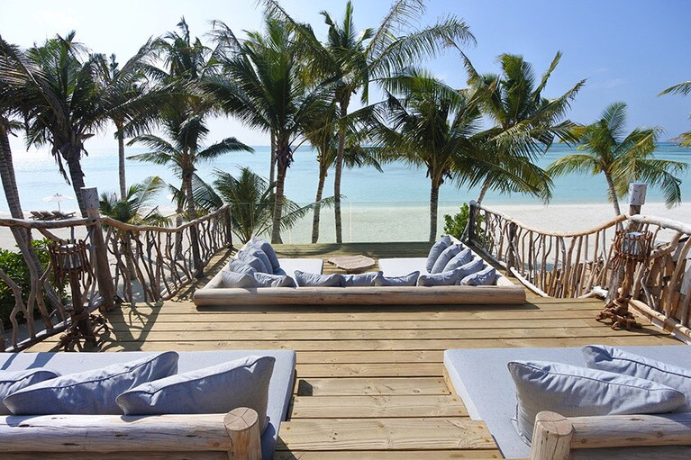 メドゥファル島のサウスビーチにある2階建て「クラブ・シャック」のルーフトップ。