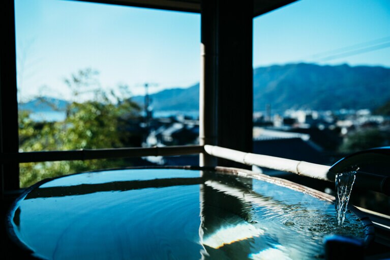 眺望のよさが魅力の「も」の部屋は、湯船からの眺めが特に素晴らしい。