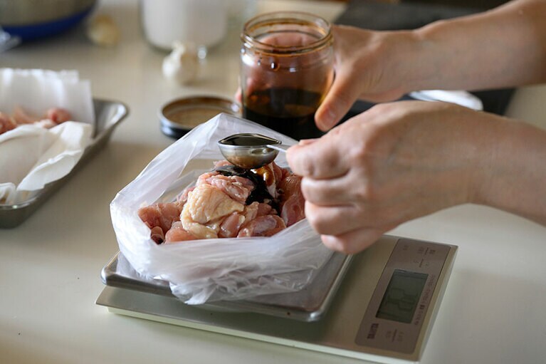 にんにくを醤油に入れておいた「にんにく醤油」は唐揚げにぴったり。