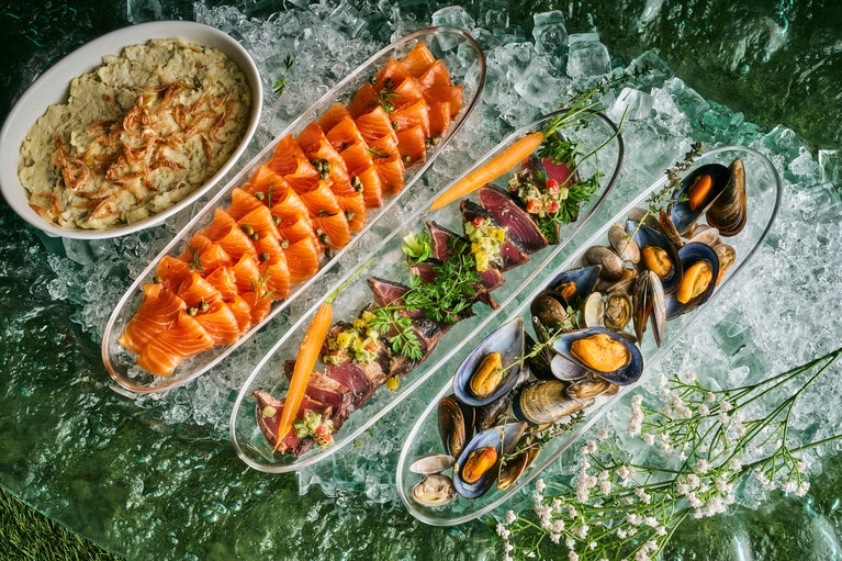 ビュッフェステーションには約20種もの料理が並ぶ。