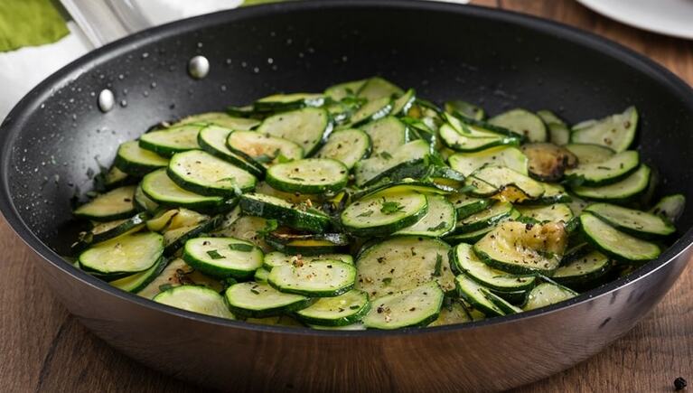 ズッキーニ・インパデッラ、又はズッキー二・トリフォラーティとも呼ぶド定番料理。イタリアンパセリの他、夏はミントを入れる場合も多い。