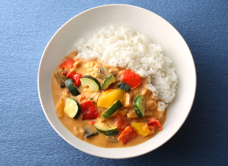 食べる「種類」を増やすのに便利なカレー。©baking/イメージマート